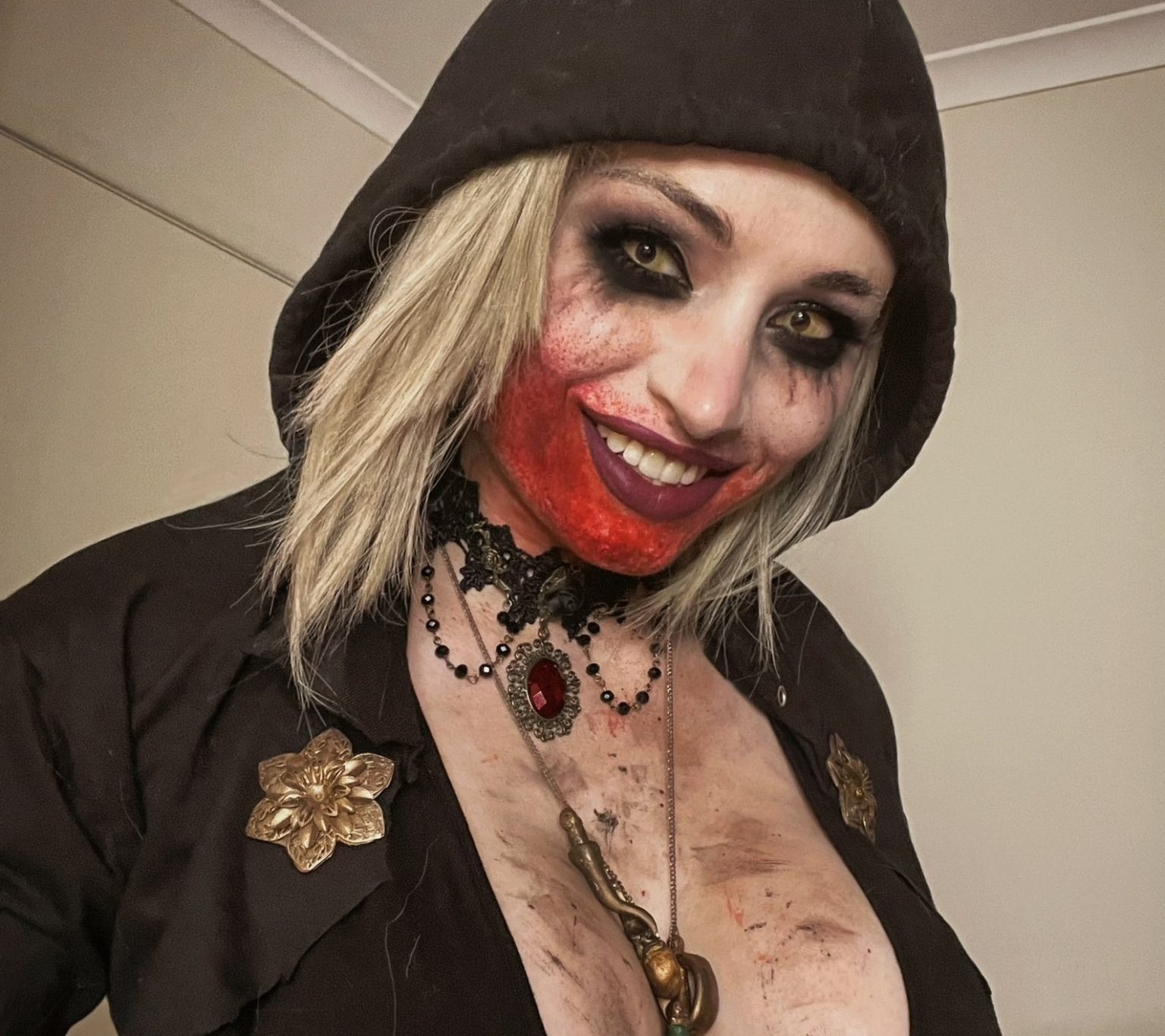 Resident Evil: Village Cosplay Conjures Up One of Lady ...